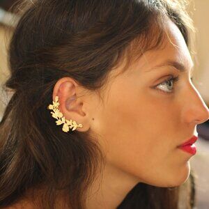 Nearly new Avigail Adams Bloom Bouquet Ear Cuff set in sold-out color gold